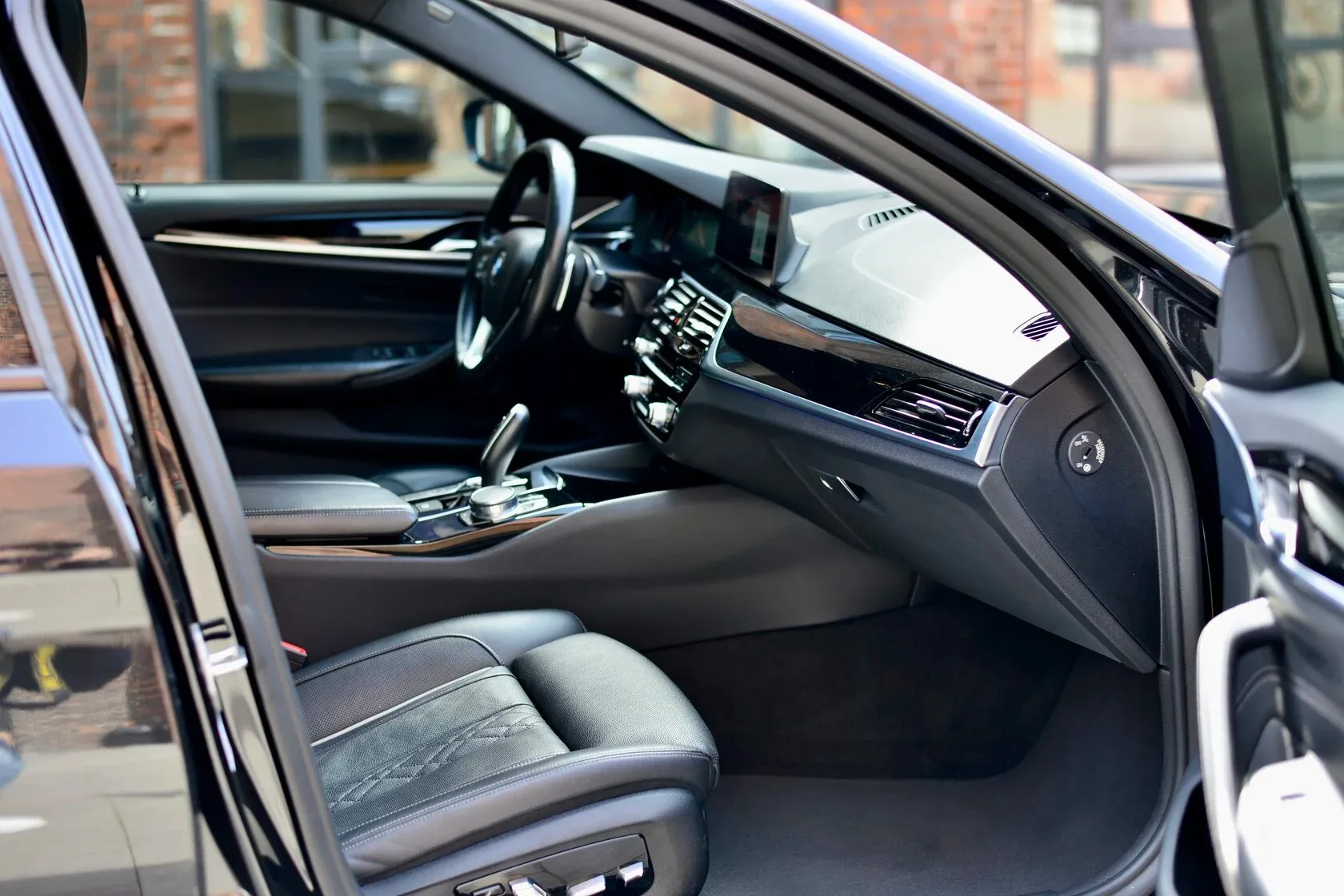 BMW 5 Series G30 фото 11