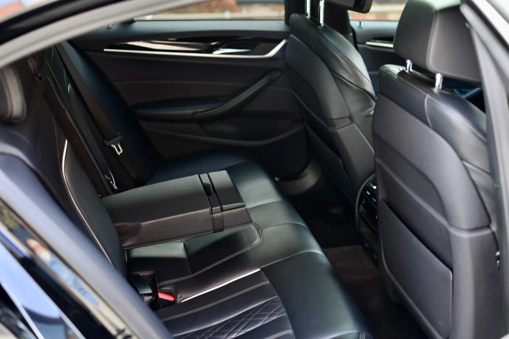 BMW 5 Series G30 фото 14