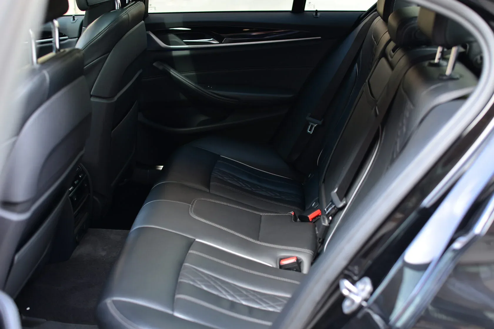 BMW 5 Series G30 фото 15